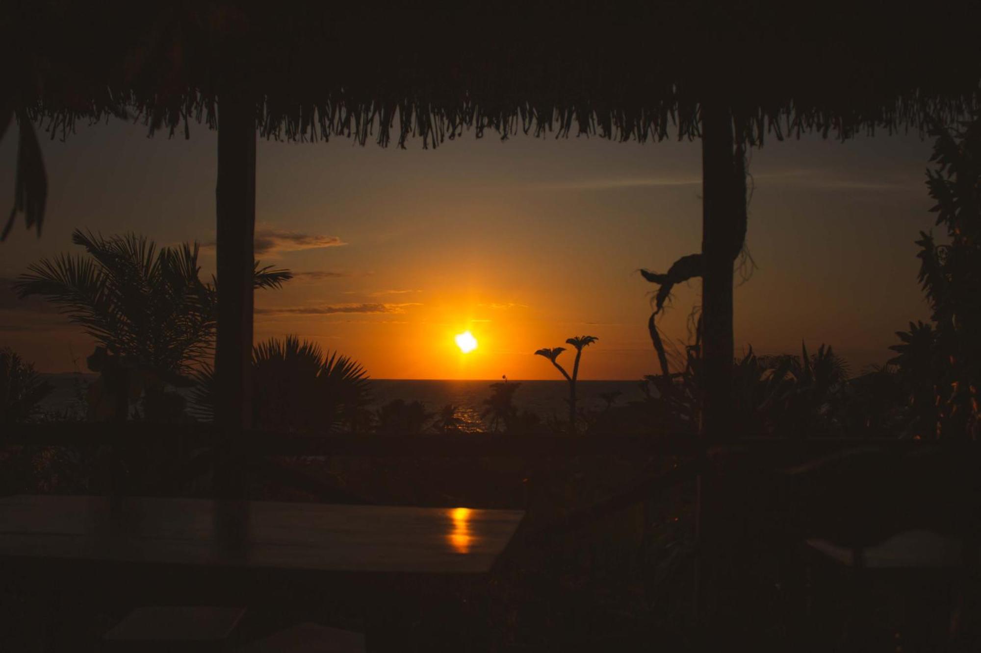 Coucher De Soleil Ambatoloaka  Exterior foto